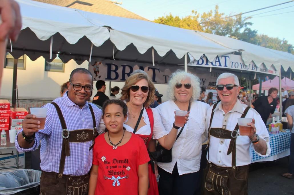 Group in lederhosen